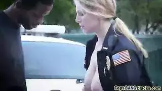 سكس امريكي ثلاثي مع شرطية ساخنة تمص الاسود وتتناك منه في الشارع
