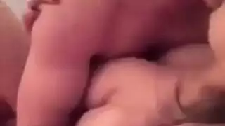 حلم الإيلاج المزدوج: فتاة مثيرة تأخذ قضيبين نابضين في وقت واحد