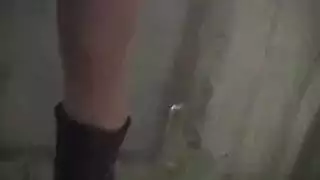 بالمرحاض