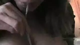 يغنيك صديقة اخته