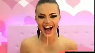 التهوع على قضيب صناعي سمين في مشهد بلع عميق قاس
