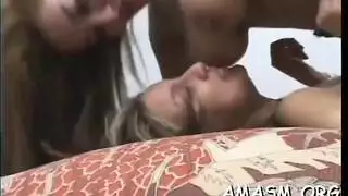 زوجة مشاغبة ترتدي حجاب تركض على قضيب صلب في وضع الركوع