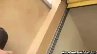 سمراء بمؤخرة فقاعية في عملية جماعية مكثفة