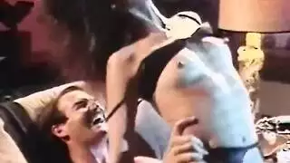 اخوات بغرفه يشاهدان اباحي