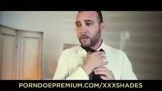 يلعق فرجها المبلل ثم ينزلق بقضيبه الكبير داخلها