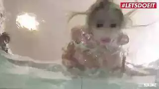 جنس شرجي متواصل يجعلها تبتسم في نشوة