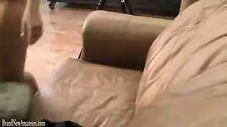 المرأة الناضجة الجميلة تبين لنا ما يختبئ تحت ملابسها