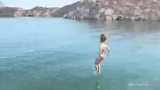 أريد أن أبين لك كم هي جميلة صديقتي