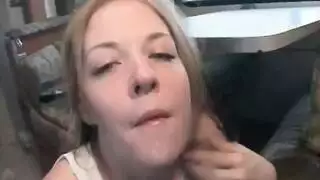 كشف عن قضيب ضخم في مكان عام مشهد إباحي