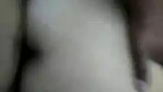 دم على الملاءات مشهد بورنو عنيف لبداية عذراء