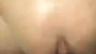 امرأة أشقراء ناضجة في جوارب تأخذ قضيبين في فتحاتها