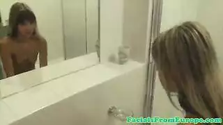 بنات ساخنات يتمتعن بقسوة في الصحراء