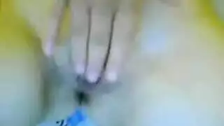 فتاة مبللة تندي على قضيب كبير وقاس