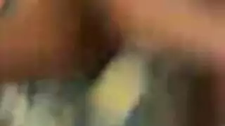 فيلم إباحي لسيدة ناضجة تعبث بكسيها المشعر المبلل