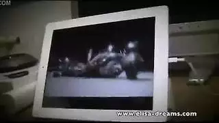 النبيذ الأحمر يبتلع بعمق من قبل فم هواة مشاغب جائع