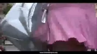 إباحية صريحة: عاهرة مشردة تتعرض للضرب