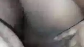 ربة منزل مهملة تلعب بكسيها المبلل سرًا