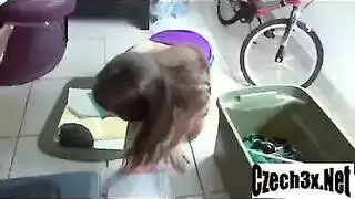 الخادمة المُؤجرة كيمبر وودز تنزل على ركبتيها لإسعاد رئيسها