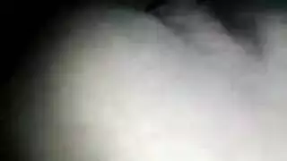 ربة منزل مثيرة جارنا تأخذ قضيبًا كبيرًا