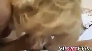 شقراء مغرية تمص قضيبين وتنكح في وضعية الكلب بشدة