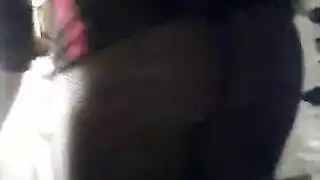 القنية الطبية تفتح كسها قبل أن تمص حبة شرجية عملاقة