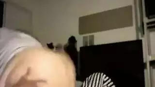 ثلاثي مختلط الأعراب يصبح مبلولاً بجانب المسبح