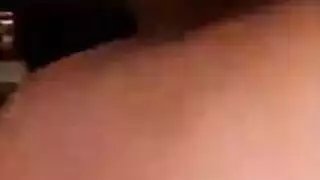 المداعبة المضحكة تؤدي إلى دفقات عميقة وأنات هززة عالية