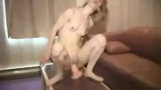 امرة تذهب للعامل لتشيل العمل