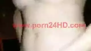 مراهقة تايلاندية إباحية ذات ثديين طبيعيين ضخمين وفرج مبلل مستعد للجماع