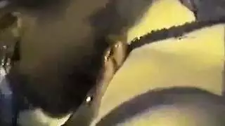 عكسي جماعي: السمراء تأخذه من الخلف