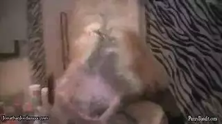 ربة منزل محجبة تستمتع سرًا بعصابة قاسية