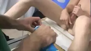 فتاة شابة ممتلئة تكشف كسها المبلل