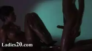 سكس شرجي لمخنثة مع قضيب وحشي