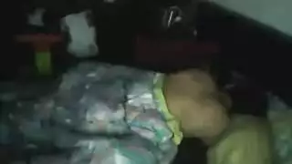 جماع زوجي جامح: رجل يضرب فرج زوجته الضيق في السرير