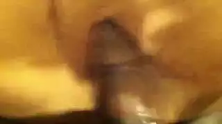 رجل يكشف مؤخرته العارية في فيلم إباحي