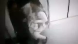 أنثى ناضجة تتحكم بحبيبها الأصغر سنًا