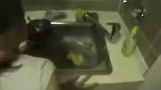 حركة جنسية مع أثداء كبيرة في وضعية النوم على البطن