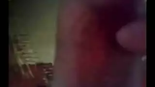 تعرض جسمها النضيف، طيزها المستديرة، وكسها المبلول
