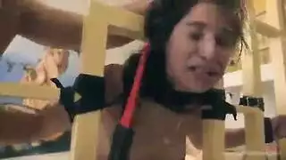 مقيدة ومنيوكة بلا وعي: إغتصاب بورن لكامل الجسد