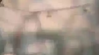 فيديو تجسس: زوجة شقية تخرج بدون بنطلون داخدي مع ظهور شفري كسها