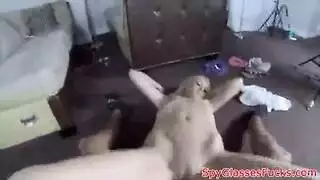 من الرصيف إلى سريره: فتاة شقراء تُمارس معها الجنس بقوة