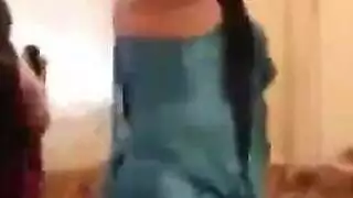عربية مثيرة في حجاب تهدّئ فرجها المشدود أمام الكاميرا