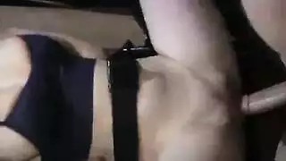 نجم البورنو الشابة لارا كروفت تأخذ قذفًا فمويًا عميقًا في فمها