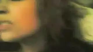 عاهرة مثارة تنتشر عارية لزوجها ليدلك كسها