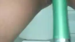 جنون الاستمناء: فرشاة تناك كسها الضيق الرطب