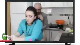 انحناء على الطاولة: جنس عنيف وقذف في كوب