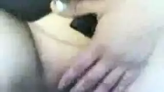 عاهرة محجبة تمارس جنسًا خشنًا في السيارة مع شابين عربيين