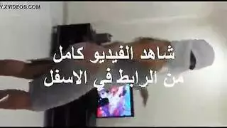 عاهرة عربية مخفية الوجه ترقص بقوة قبل إيلاج مزدوج