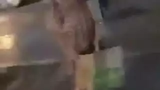 شاب يصور فتاة مغربية منحنية الجسم ترقص في الخارج