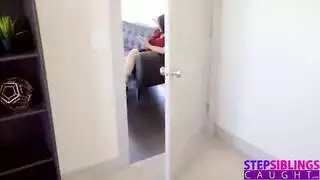 أخت غير شقيقة مراهقة تستمني أمام أخيها غير الشقيق ثم تتوسل لقضيبه